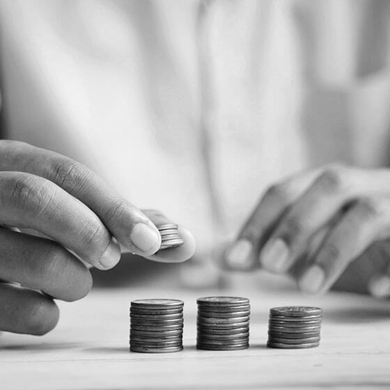 jonge vrouw en man lachen