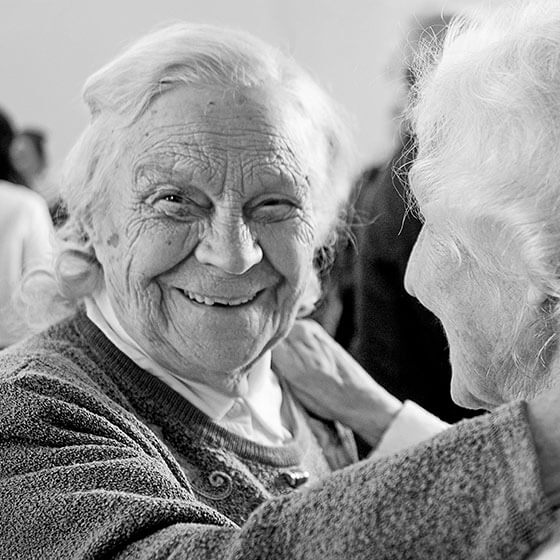 jonge vrouw en man lachen