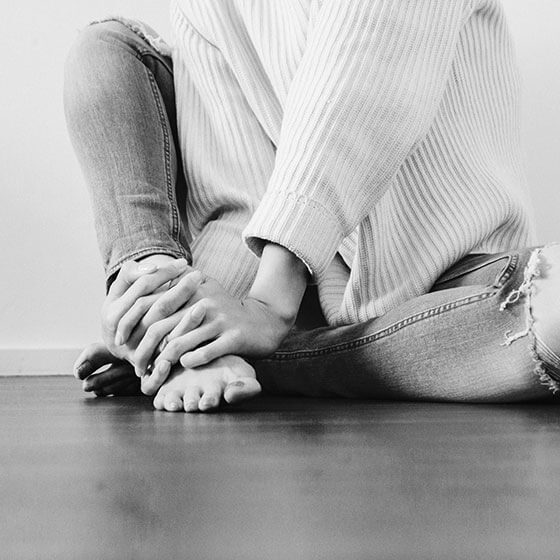 jonge vrouw en man lachen